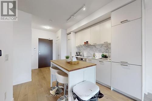 1611 - 38 Honeycrisp Crescent, Vaughan, ON - Indoor Photo Showing Kitchen