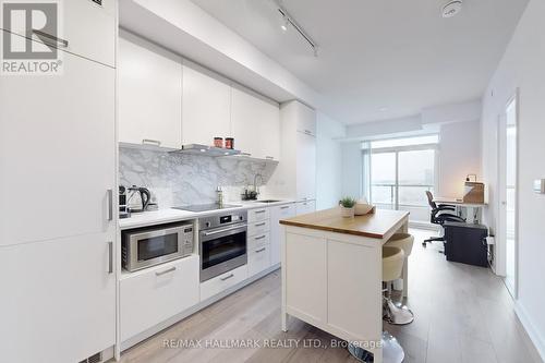 1611 - 38 Honeycrisp Crescent, Vaughan, ON - Indoor Photo Showing Kitchen With Upgraded Kitchen