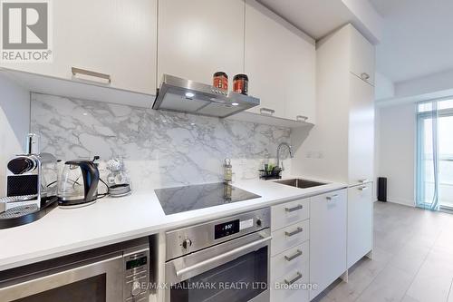 1611 - 38 Honeycrisp Crescent, Vaughan, ON - Indoor Photo Showing Kitchen With Upgraded Kitchen