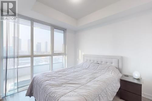 1611 - 38 Honeycrisp Crescent, Vaughan, ON - Indoor Photo Showing Bedroom