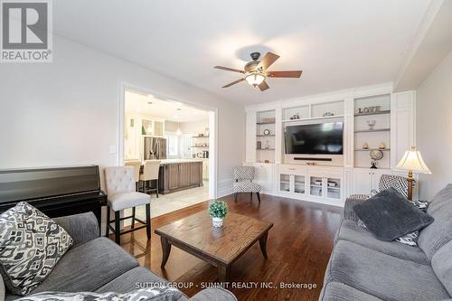 1065 Halliday Avenue, Mississauga, ON - Indoor Photo Showing Living Room