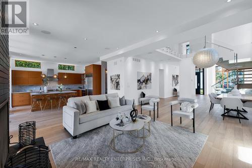 1217 Mona Road, Mississauga, ON - Indoor Photo Showing Living Room