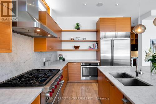 1217 Mona Road, Mississauga, ON - Indoor Photo Showing Kitchen With Double Sink With Upgraded Kitchen