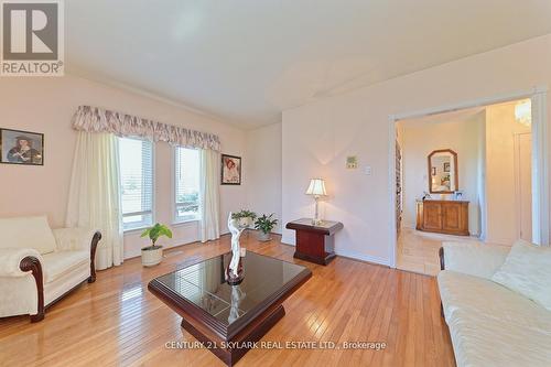 9 Princess Andrea Court, Brampton, ON - Indoor Photo Showing Living Room