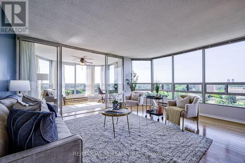 1009 - 310 Mill Street S, Brampton (Brampton South), ON - Indoor Photo Showing Living Room