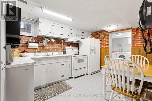 12 Shirebrook Court, Brampton (Northwood Park), ON - Indoor Photo Showing Kitchen