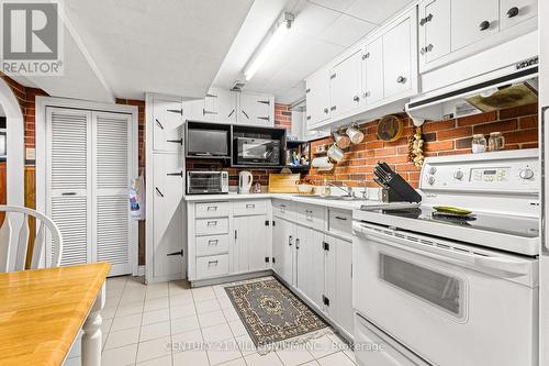 12 Shirebrook Court, Brampton (Northwood Park), ON - Indoor Photo Showing Kitchen