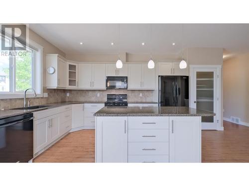 170 Stocks Crescent Unit# 114, Penticton, BC - Indoor Photo Showing Kitchen