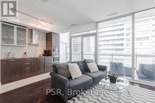 1812 - 14 York Street, Toronto (Waterfront Communities), ON - Indoor Photo Showing Living Room