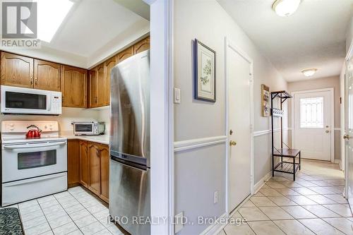 11 - 2880 Headon Forest Drive, Burlington, ON - Indoor Photo Showing Kitchen