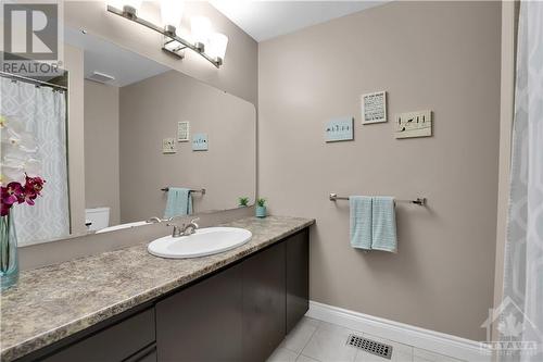 24 Meadowbreeze Drive, Ottawa, ON - Indoor Photo Showing Bathroom