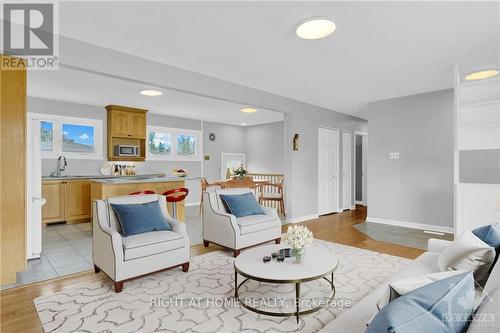 50 Hilliard Avenue, Ottawa, ON - Indoor Photo Showing Living Room