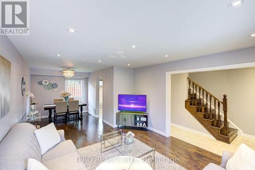 31 Barrington Crescent, Brampton, ON - Indoor Photo Showing Living Room