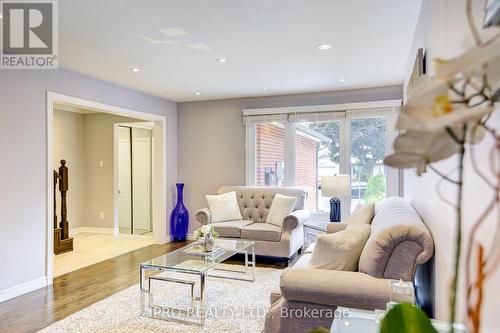 31 Barrington Crescent, Brampton, ON - Indoor Photo Showing Living Room