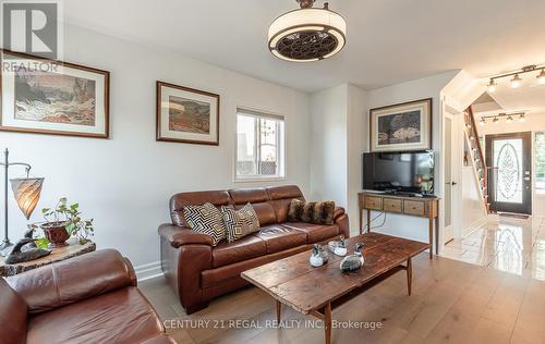 26 Hesketh Court, Caledon, ON - Indoor Photo Showing Living Room