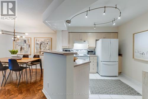 202 - 38 Avoca Avenue, Toronto (Rosedale-Moore Park), ON - Indoor Photo Showing Kitchen