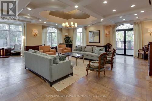 202 - 38 Avoca Avenue, Toronto (Rosedale-Moore Park), ON - Indoor Photo Showing Living Room