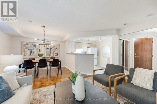 202 - 38 Avoca Avenue, Toronto (Rosedale-Moore Park), ON - Indoor Photo Showing Living Room