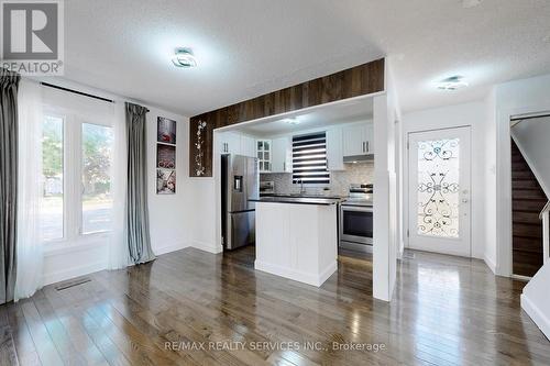 33 Hazelglen Court, Brampton, ON - Indoor Photo Showing Kitchen