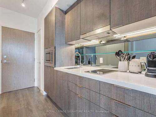 1302-215 Queen St W, Toronto, ON - Indoor Photo Showing Kitchen