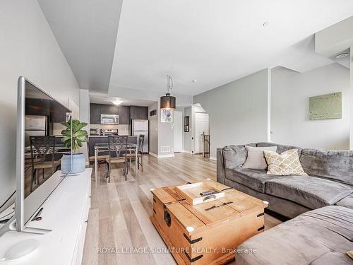 70-130 Twenty Fourth St, Toronto, ON - Indoor Photo Showing Living Room