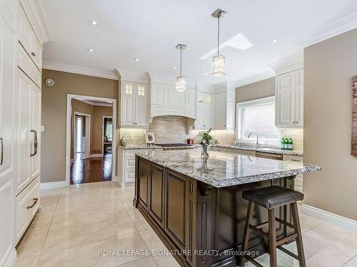 1065 Summit Ridge Dr, Oakville, ON - Indoor Photo Showing Kitchen With Upgraded Kitchen