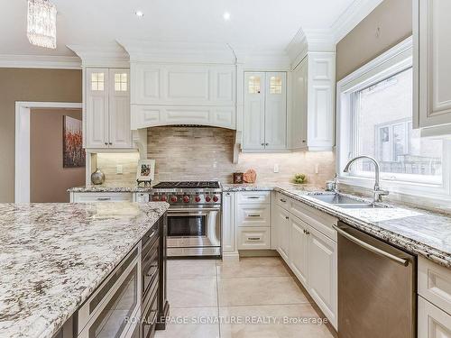 1065 Summit Ridge Dr, Oakville, ON - Indoor Photo Showing Kitchen With Double Sink With Upgraded Kitchen