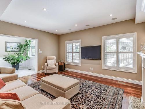 1065 Summit Ridge Dr, Oakville, ON - Indoor Photo Showing Living Room