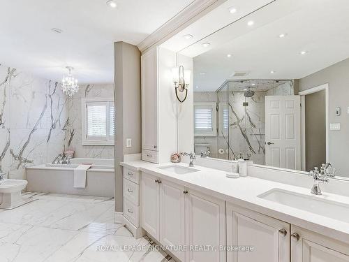 1065 Summit Ridge Dr, Oakville, ON - Indoor Photo Showing Bathroom