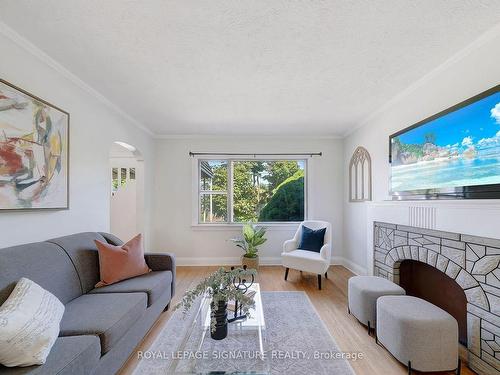 49 Juliet Cres, Toronto, ON - Indoor Photo Showing Living Room