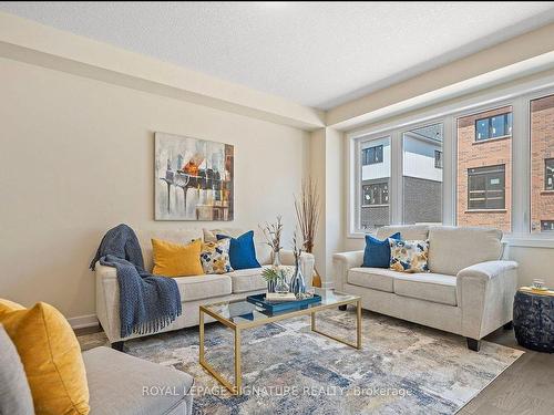 220 Forks Rd, Welland, ON - Indoor Photo Showing Living Room