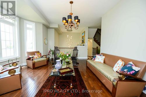 1583 Eglinton Avenue W, Mississauga, ON - Indoor Photo Showing Living Room