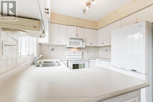 6-2315 Westoak Trails Boulevard, Oakville (West Oak Trails), ON - Indoor Photo Showing Kitchen With Double Sink