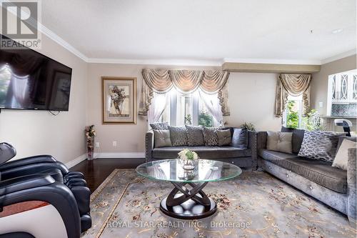 8 Sunshade Place, Brampton, ON - Indoor Photo Showing Living Room