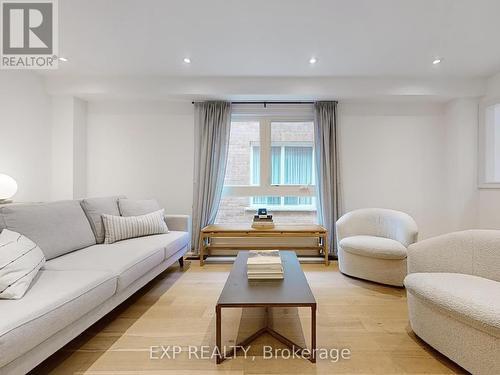 31 Melville Street, Richmond Hill (Langstaff), ON - Indoor Photo Showing Living Room