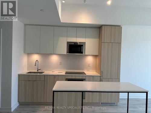 424 - 220 Missinnihe Way, Mississauga, ON - Indoor Photo Showing Kitchen