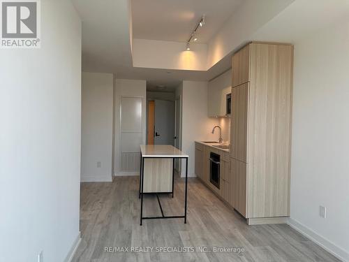 424 - 220 Missinnihe Way, Mississauga, ON - Indoor Photo Showing Kitchen