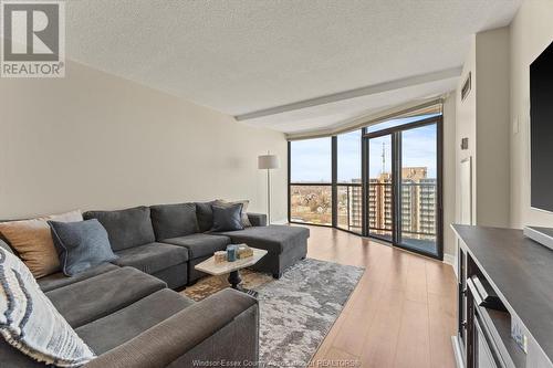 515 Riverside Drive West Unit# 1607, Windsor, ON - Indoor Photo Showing Living Room