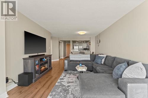 515 Riverside Drive West Unit# 1607, Windsor, ON - Indoor Photo Showing Living Room