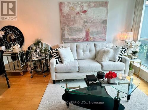 312 - 28 Harrison Garden Boulevard, Toronto, ON - Indoor Photo Showing Living Room