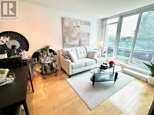 312 - 28 Harrison Garden Boulevard, Toronto, ON - Indoor Photo Showing Living Room