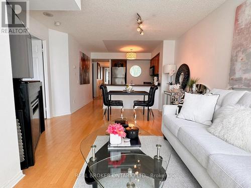 312 - 28 Harrison Garden Boulevard, Toronto, ON - Indoor Photo Showing Living Room