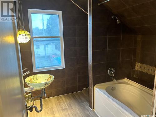 3033 Dewdney Avenue, Regina, SK - Indoor Photo Showing Bathroom