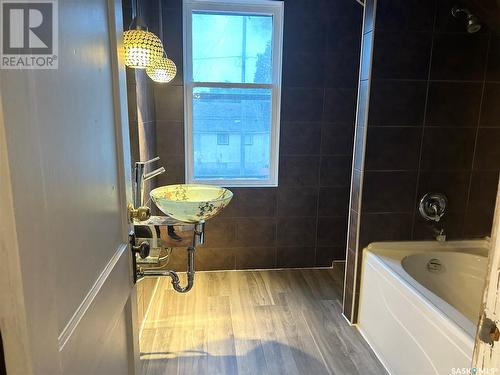 3033 Dewdney Avenue, Regina, SK - Indoor Photo Showing Bathroom