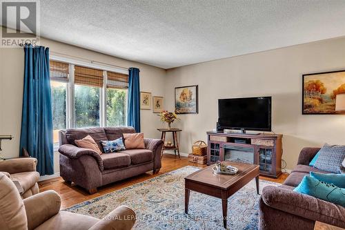 57 Kenedon Drive, Kawartha Lakes, ON - Indoor Photo Showing Living Room