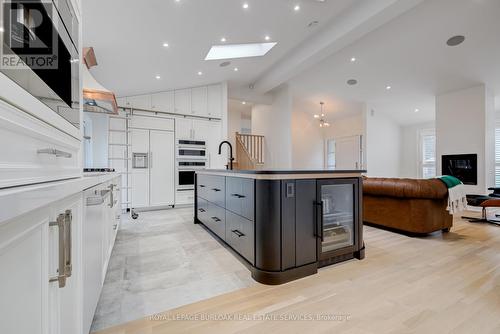 313 Silvana Crescent, Burlington, ON - Indoor Photo Showing Kitchen With Upgraded Kitchen