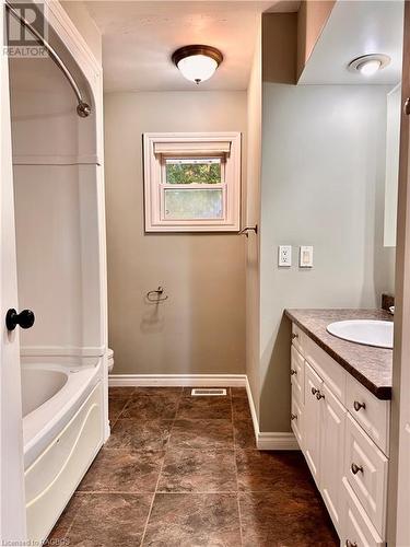 255 6Th Street, Hanover, ON - Indoor Photo Showing Bathroom