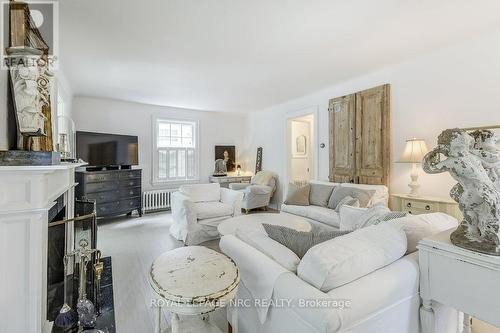 2 Pinehill Road, St. Catharines, ON - Indoor Photo Showing Living Room