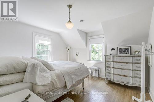 2 Pinehill Road, St. Catharines, ON - Indoor Photo Showing Bedroom