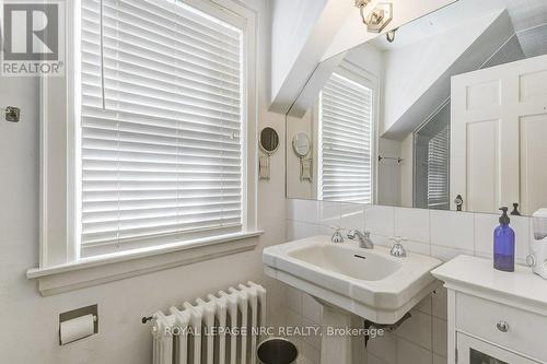 2 Pinehill Road, St. Catharines, ON - Indoor Photo Showing Bathroom